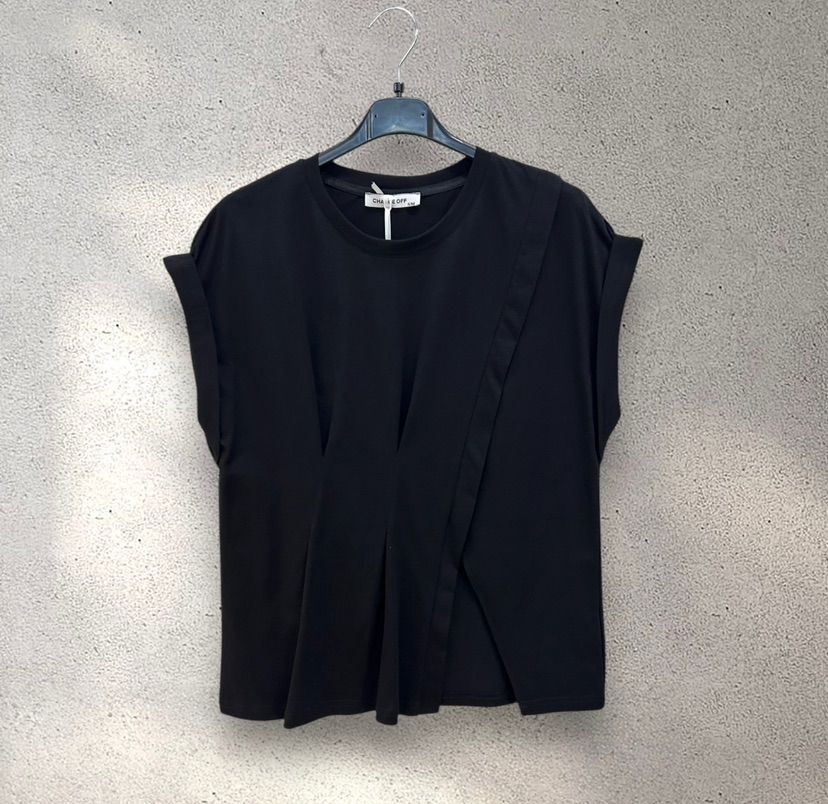 Maglietta strutturata con lato diviso